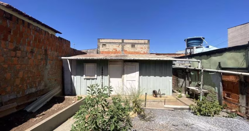 Lote com Casa simples, mas com localização estratégica no Paranoá/DF