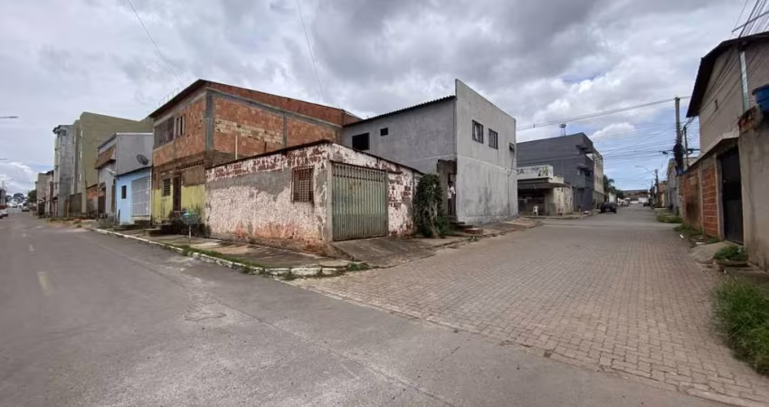 Casa  simples de esquina com 2 Quartos no Itapoã I/DF