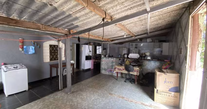 Casa + 2 lojas à venda em uma das principais avenidas da cidade