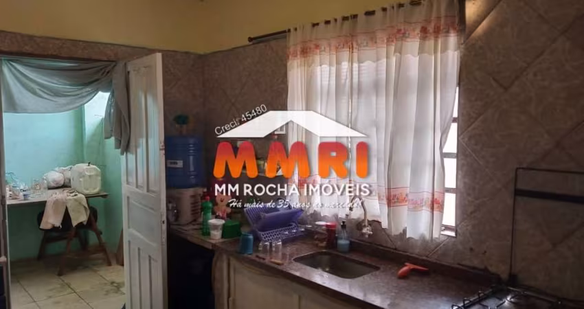 IMÓVEL COM 3 CASAS, SENDO UMA ASSOBRADADA. BOA LOCALIZAÇÃO! EXCELENTE PARA LOCAÇÃO E ATÉ COMERCIAL.