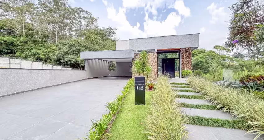 Casa com 3 suítes e seis vagas na garagem, 330m² à venda no condomínio reserva santa maria.