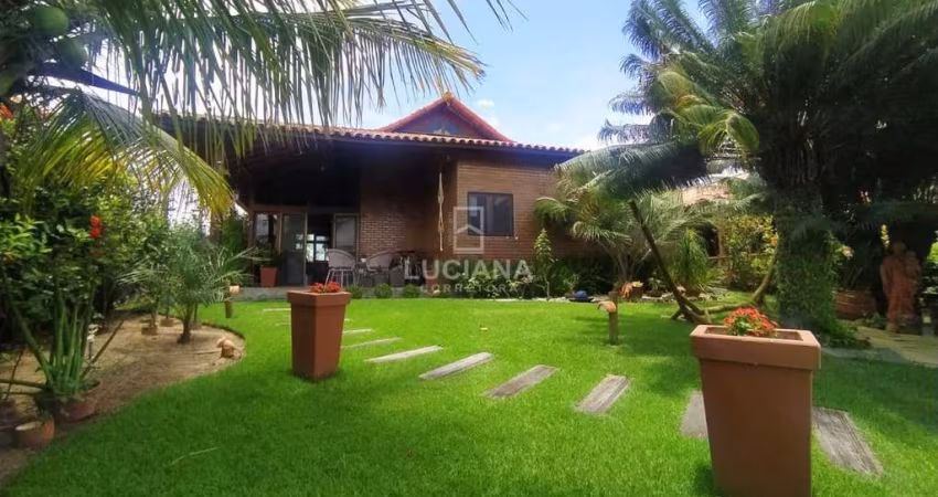 Casa com 03 quartos à venda em ótimo condomínio em Gravatá!