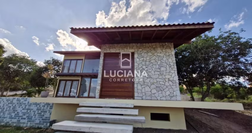 Linda casa em condomínio! Com 05 suítes e piscina de borda infinita