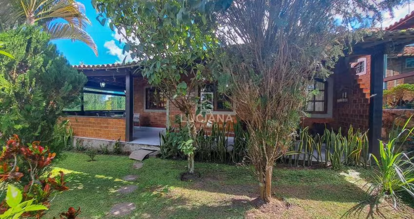Casa aconchegante com 4 quartos e excelente terraço em condomínio!