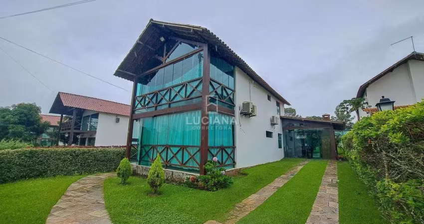 Em condomínio! Casa com 4 quartos, jardim e área gourmet