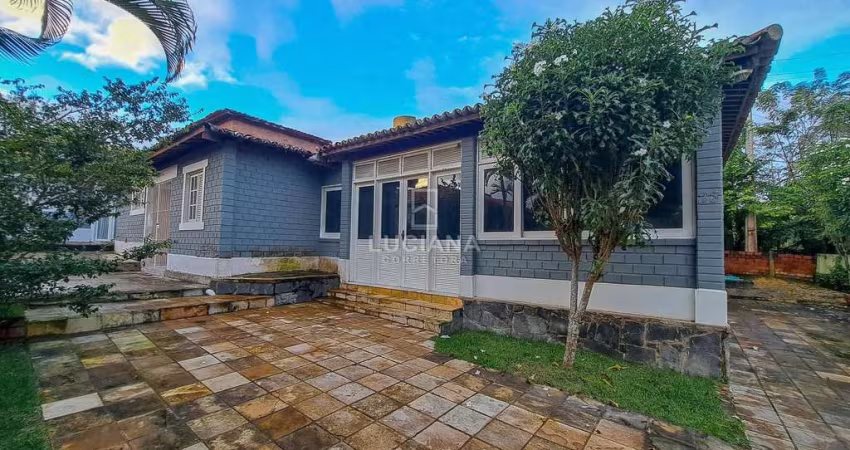 Casa com 4 Quartos em Condomínio às Margens da BR
