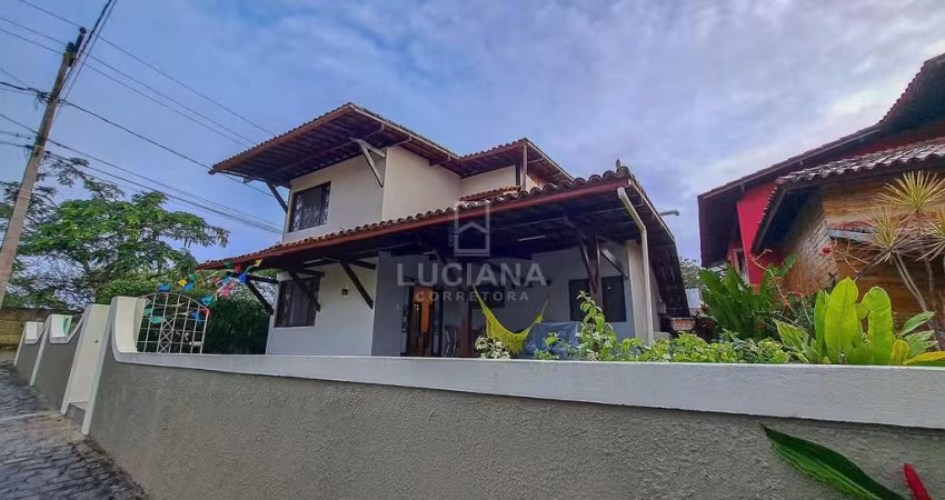 Lindíssima casa em condomínio próximo da via local!