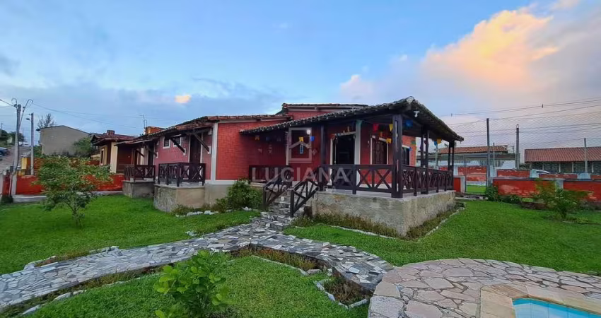 Casa com Piscina, Campo de futebol e com excelente localização