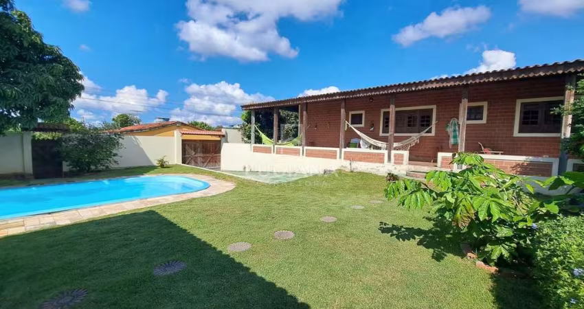 Casa com espaço amplo em 2 lotes Excelente localização