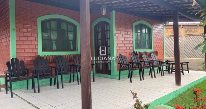 Casa com 3 quartos em condomínio fechado.
