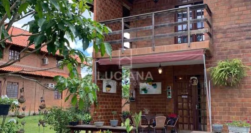 Chalé com 3 suítes em condomínio fechado à 450 m da BR
