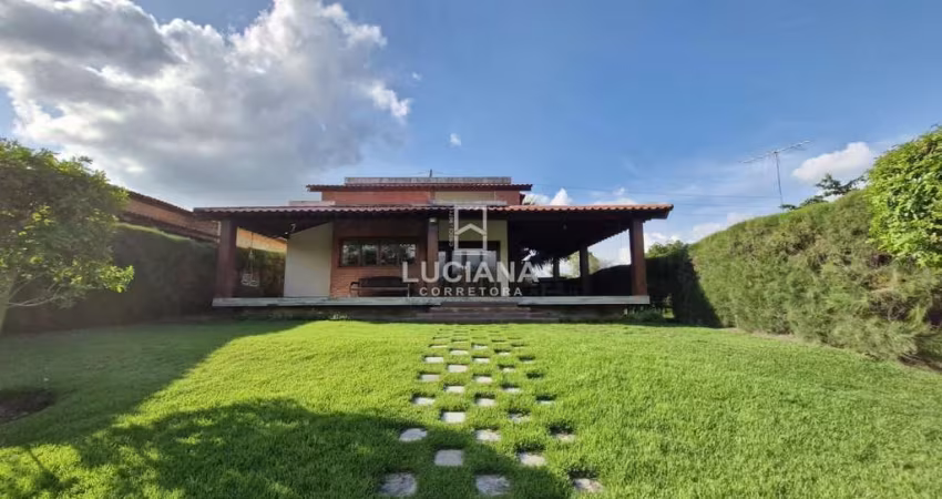 Casa com 4 Suítes em Condomínio