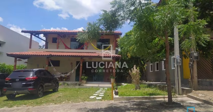 Casa com 3 terraços, 4 quartos (sendo 3 suítes) em Condomínio