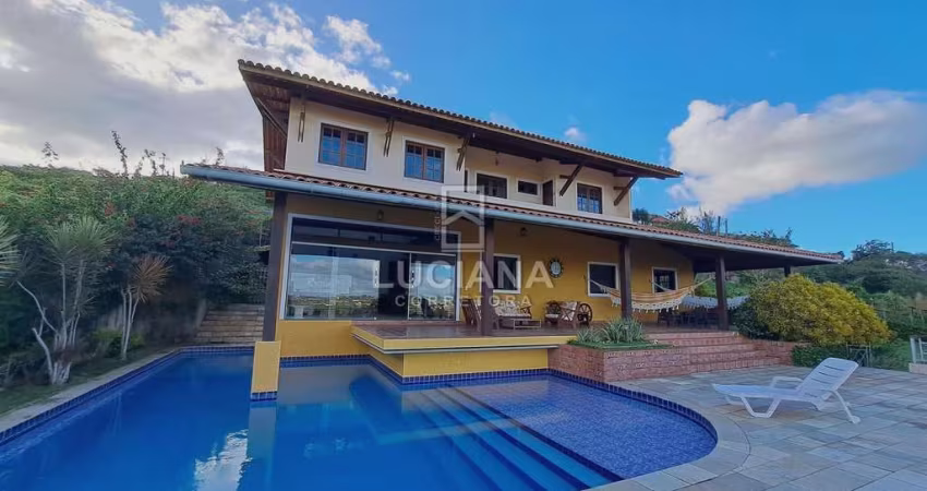Casa em Condomínio com Piscina Privativa e Belíssima Vista