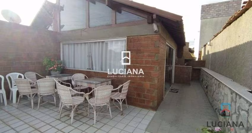 Casa com 6 Quartos em Condomínio Muito Bem Localizado