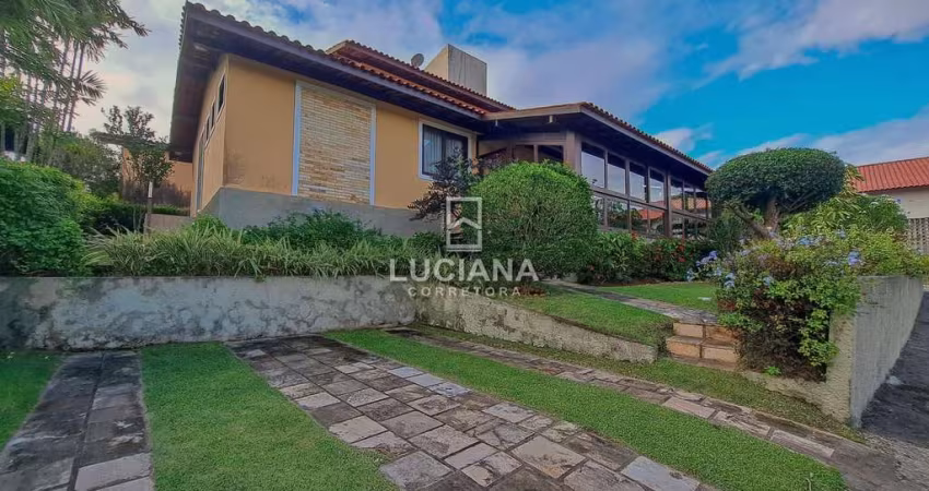 Ótima Casa de esquina - 4 quartos - em condomínio perto do Centro da Cidade