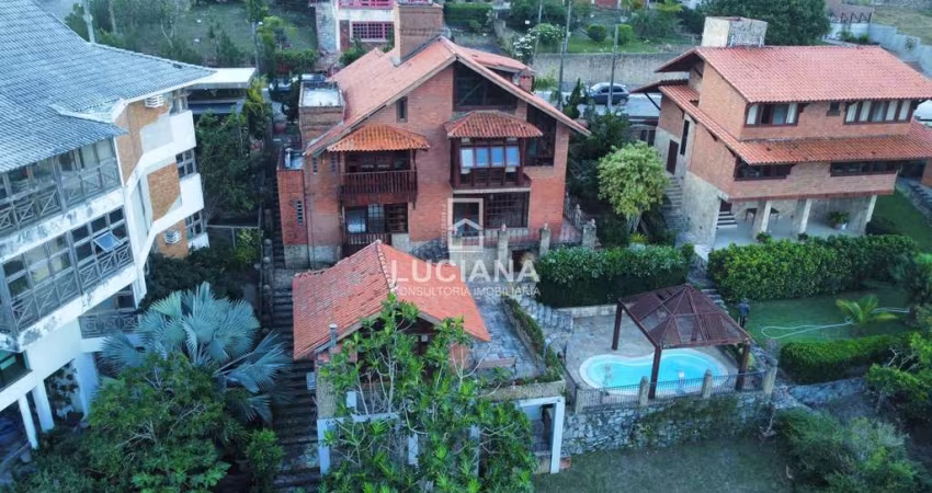BELÍSSIMA CASA COM PISCINA E RESERVATÓRIOS DE ÁGUA DE 8MIL LITROS