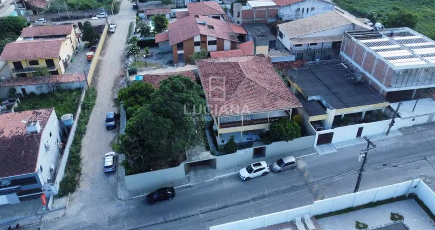 CASA PRÓXIMO A SUPERMERCADOS E LOJAS, COM TERRENO 840m²