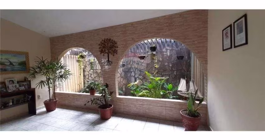 CASA COM 04 QUARTOS À VENDA NOS BANCÁRIOS