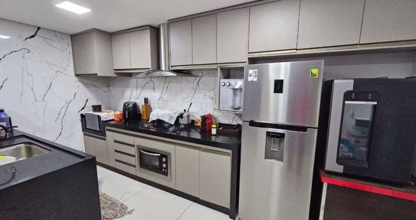 Casa 2/4 Ampliada no Condomínio Rubi excelente localização.