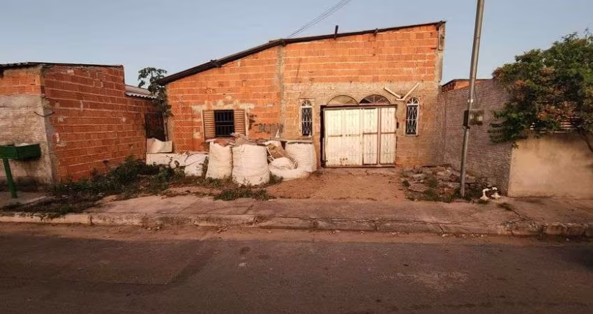 Vendo um lote com casa inacabada na rua Sete Preda 90 em Cuiabá