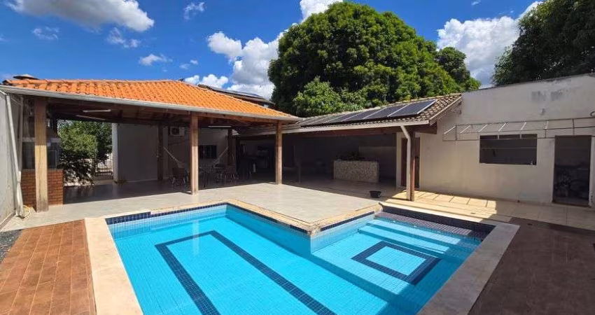 Vendo Casa com piscina no bairro Ipase em Várzea Grande