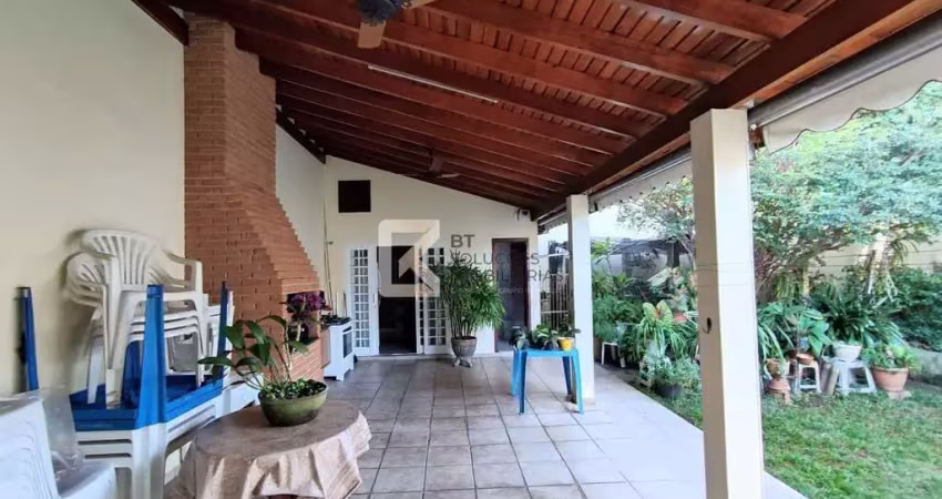 Casa à venda, 3 dormitórios sendo 1 suíte master com closet,  área gourmet com churrasqueira e jard