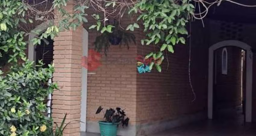 Casa à venda com 03 suítes em Condomínio Pé na Areia na Praia da Enseada em Ubatuba