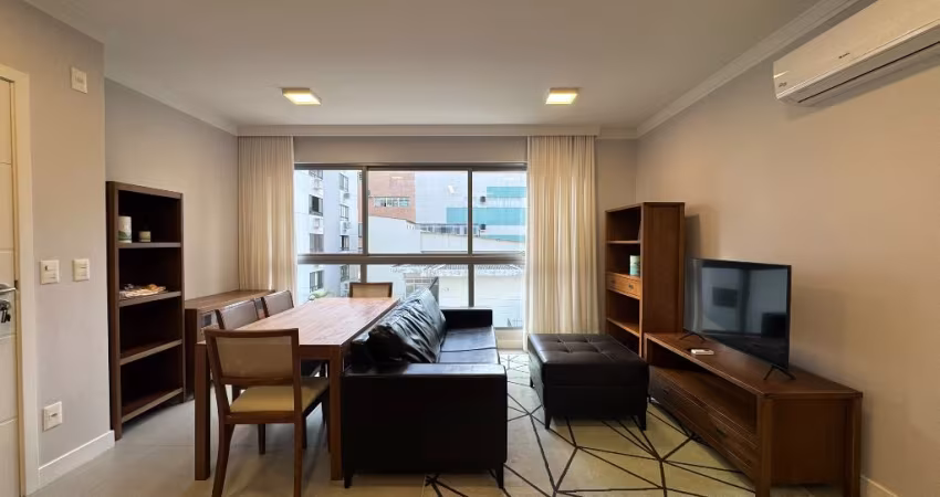 Exclusivo apartamento mobiliado com 2 suítes e 2 vagas no Centro de Floripa/SC