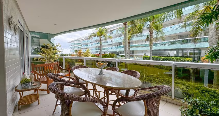 Apartamento com 3 suítes, lavabo e 2 vagas em condomínio clube frente mar na Praia Brava à venda
