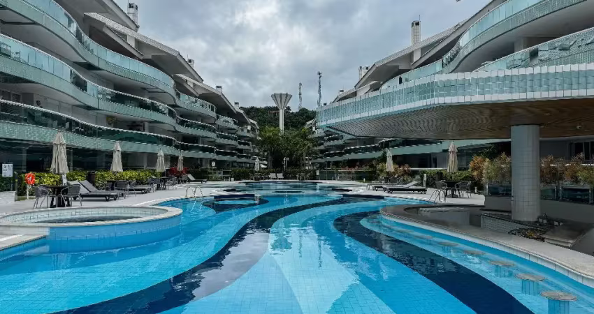 Apartamento com 3 suítes, lavabo e 2 vagas em condomínio clube frente mar na praia brava à venda