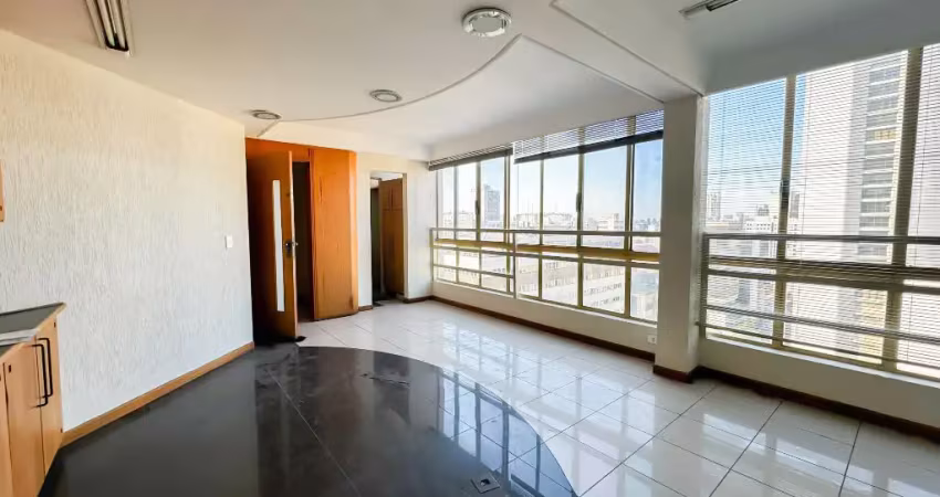 Amplo escritório com 8 ambientes, andar alto e 116 m² no centro de curitiba