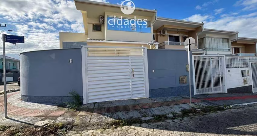Vendo amplo, charmoso e de esquina, sobrado/casa em São José SC