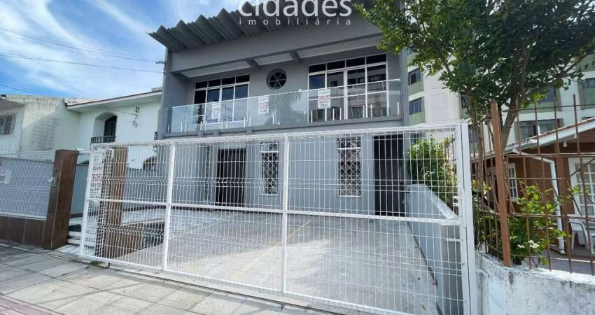 Residência para aluguel de 4 quartos com 2 vagas de garagem em Florianópolis, Balneário Estreito