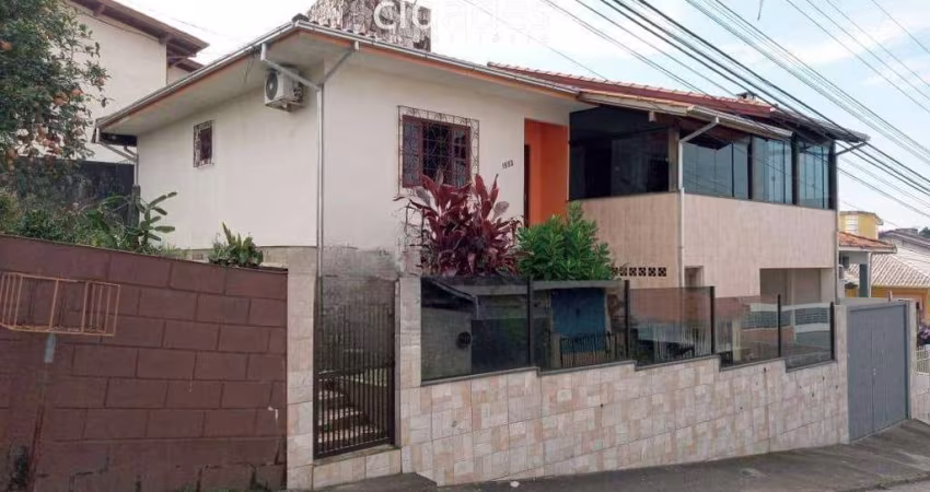 Casa com amplo terreno com 3 dormitórios em Areias - São José.