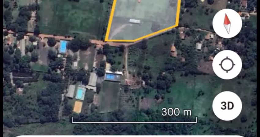 Essa com estacionamento pra 100 carros, cerca de 60 mil m². Valor de 400 reais Metro ²