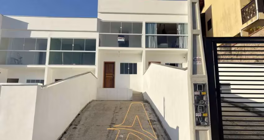 Sobrado novo com 2 suítes e jardim nos fundos – bairro fortaleza