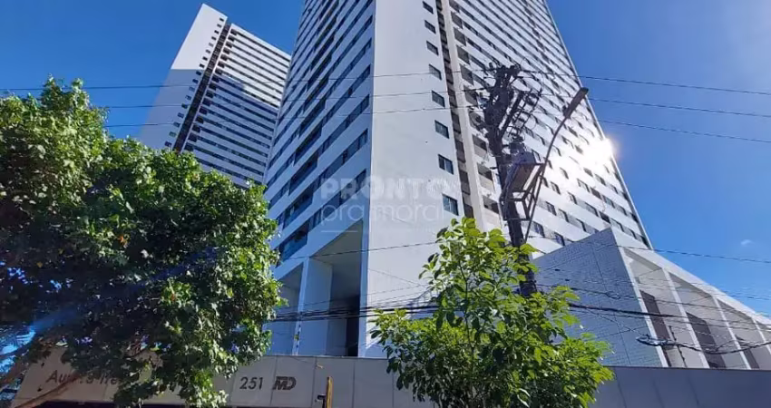 Excelente apartamento no último andar, vista para o mar, 100% mobiliado localizado no centro de Recife, possui 57,48m² de área construída!