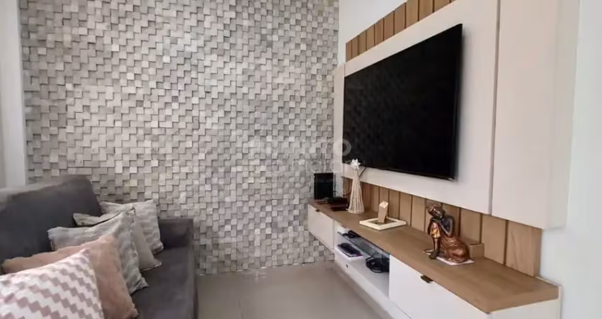 Imóvel possui com três quartos, sendo dois suítes, ideal para quem busca conforto e privacidade,