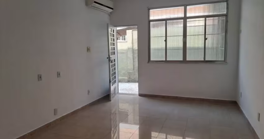 Casa térrea em condomínio fechado possui 2 quartos e garagem