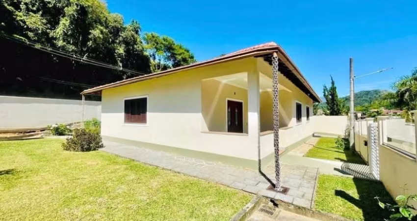Linda casa a venda dentro de condomínio na prata Teresópolis!