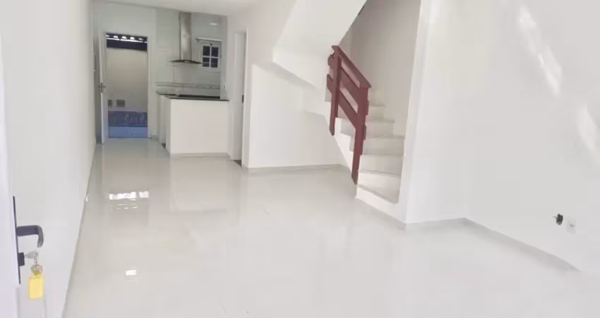 Vendo linda casa dentro de condomínio no jardim meudom teresópolis!