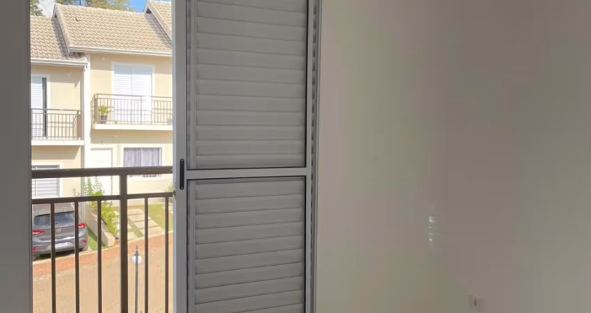 Casa condomínio, com 2 vagas de garagem, quintal, 2 banheiros, box, saca