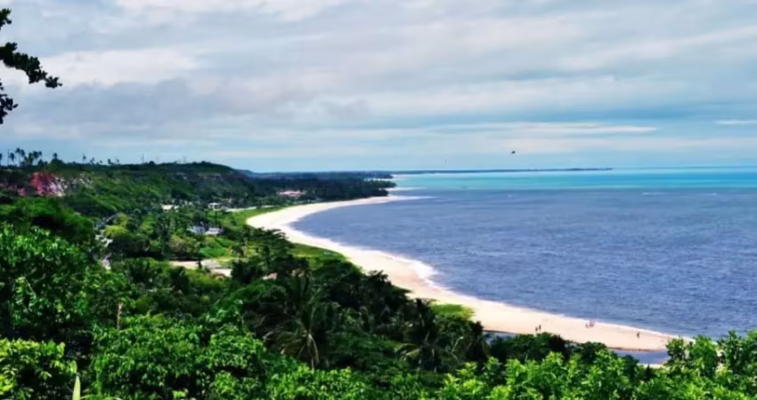 Lote à venda em condomínio fechado de alto padrão em Porto Seguro, a poucos minutos das praias paradisíacas e com excelente infraestrutura.