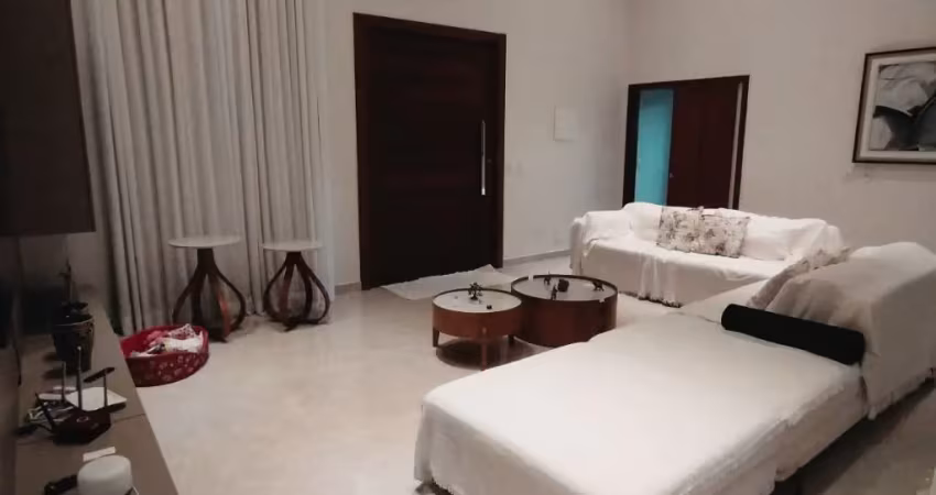 Linda casa em condomínio fechado