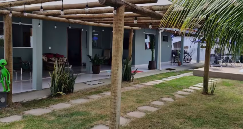 Linda casa na praia com uma bela piscina e área gourmet
