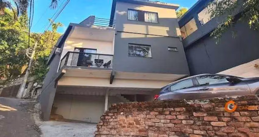 Prédio com 3 aptos. Barra de Guaratiba