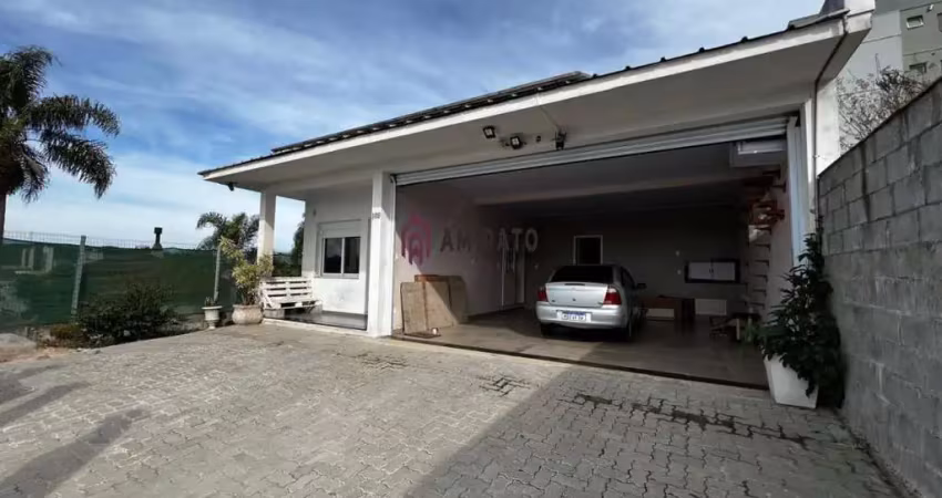 Casa semimobiliada com churrasqueira em Santa Catarina, Farroupilha - Venda