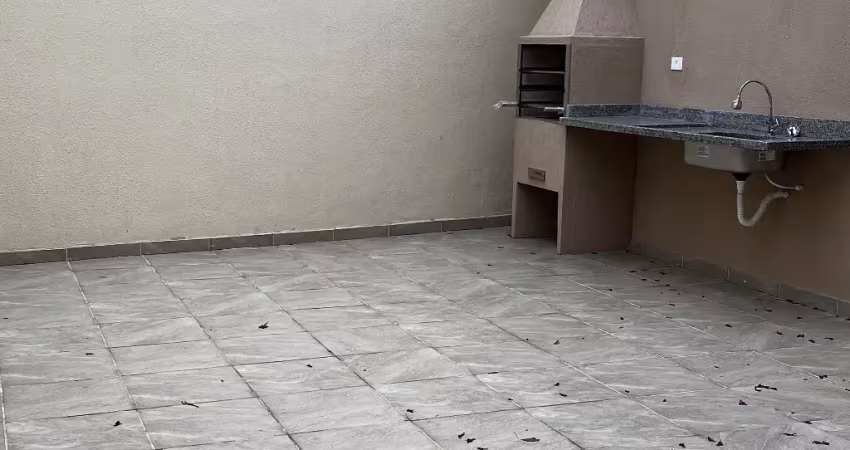 Sobrado novo, lindo acabamento, 3 suítes, sala ampla, cozinha planejada, 4 gragens, um belo quintal com churrasqueira