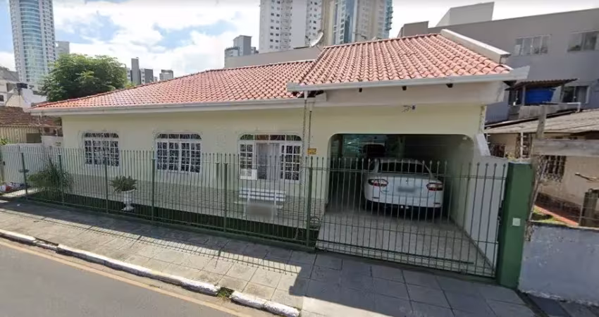 Excelente casa comercial para locação no centro de balneário camboriú!